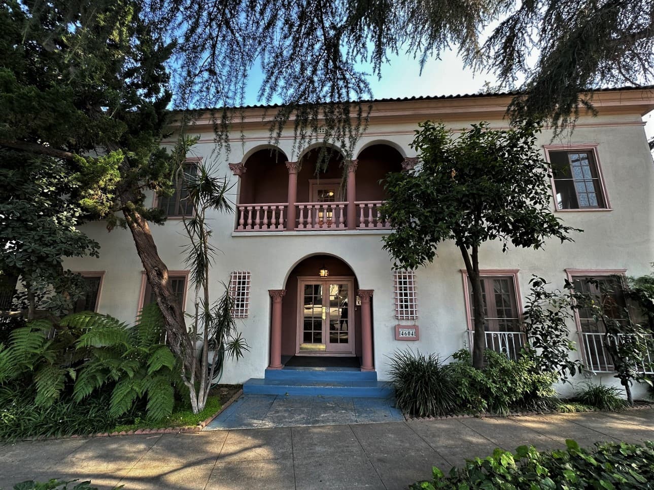 A courtyard apartment building in the Los Feliz Boulevard Courtyard Apartments Historic District.